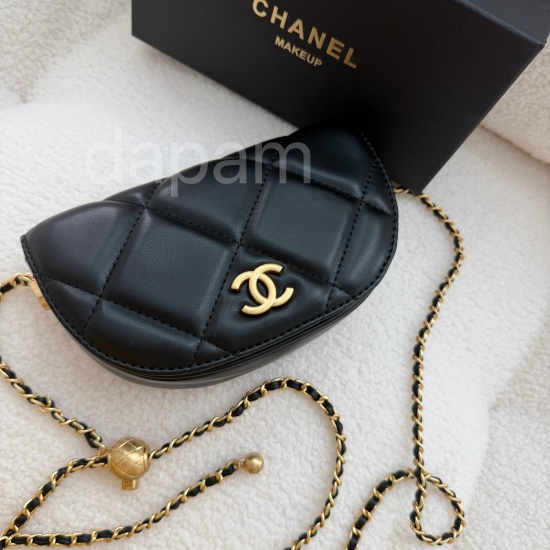 [2차 재입고] 샤넬 반달 크로스백 새들백 노벨티 샤넬뷰티